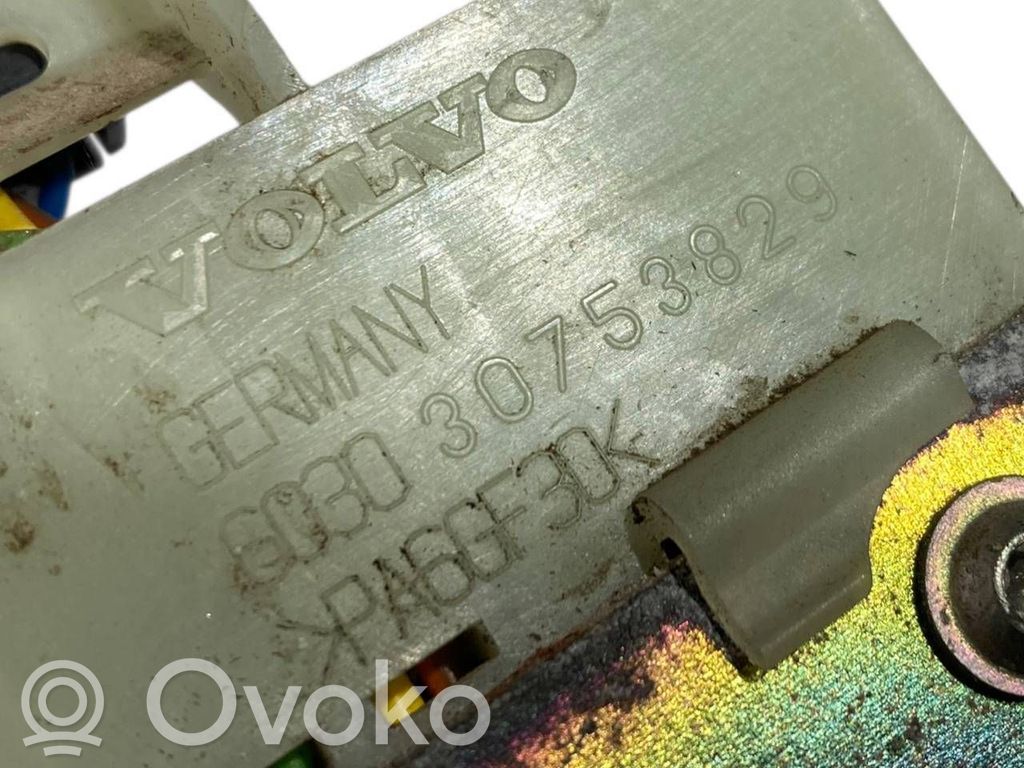 Aizmugurējā pārsega slēdzene