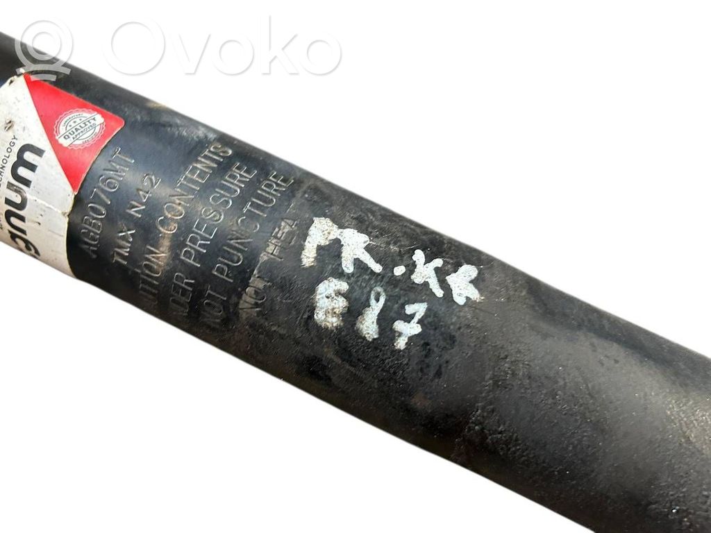 Priekšpusē amortizators ar atsperi