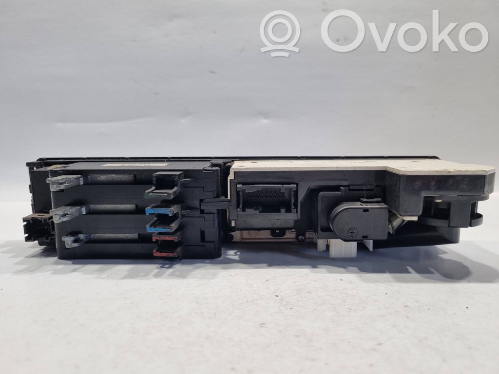 Air conditioning / climate control / interior heating control unit (in the passenger compartment)