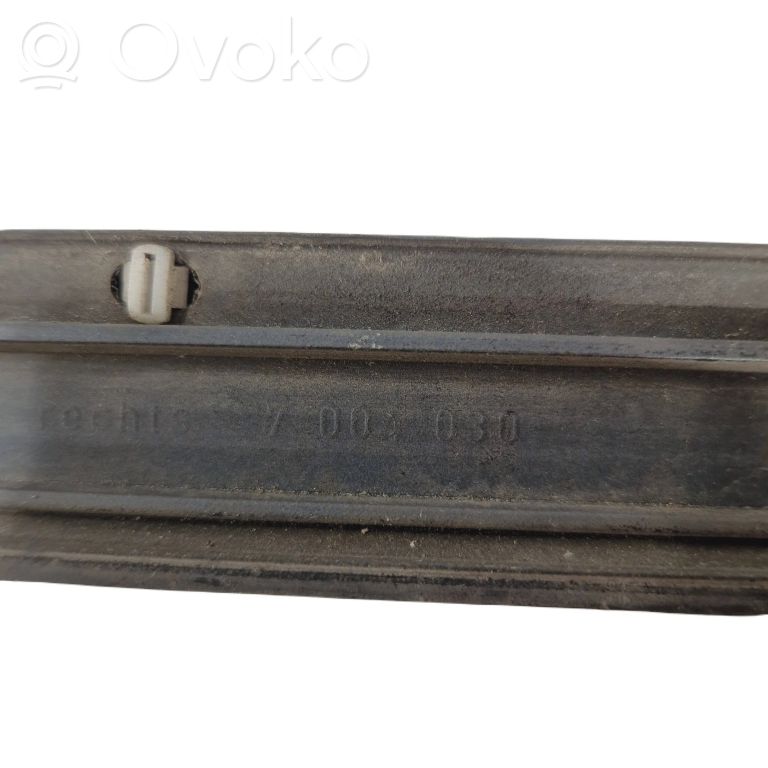 Priekšpusē durvju dekoratīvā apdare (moldings)