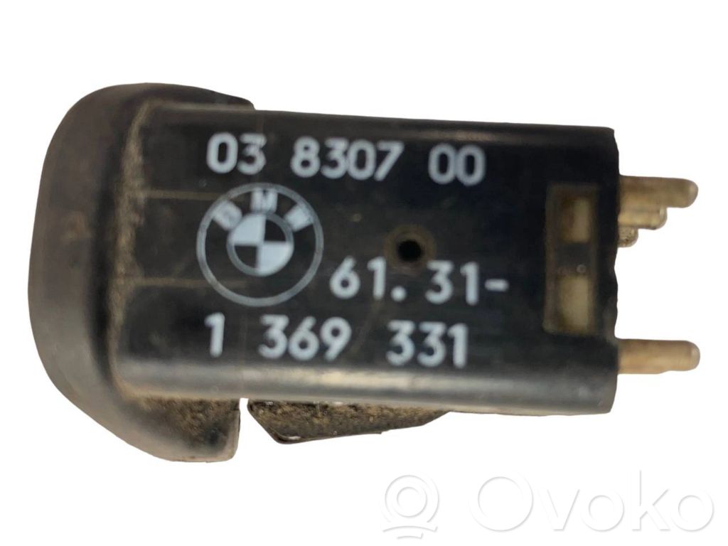 Sānu spoguļu slēdzis