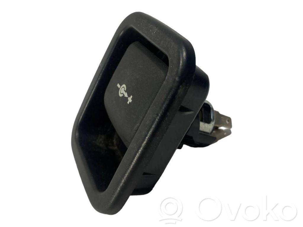 12 V socket (rear)
