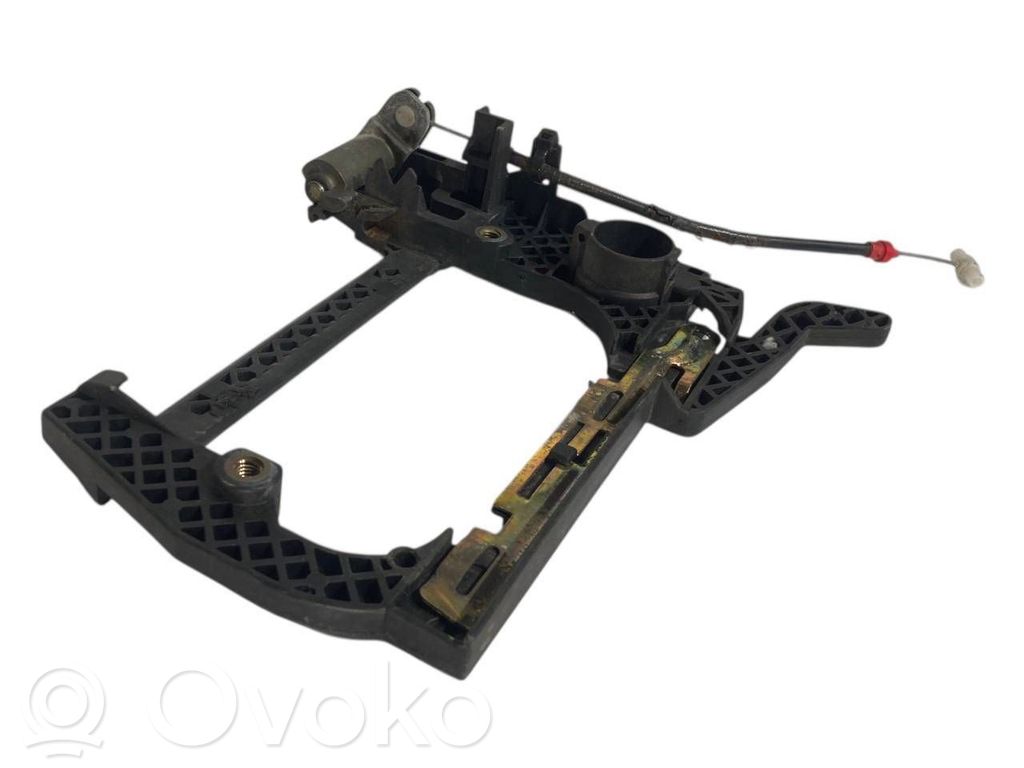 Priekšpusē turētājs / kronšteins ārējam atvēršanas rokturim