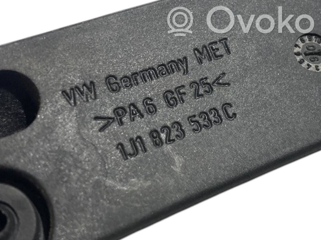 Dzinēja pārsega attaisīšanas rokturītis