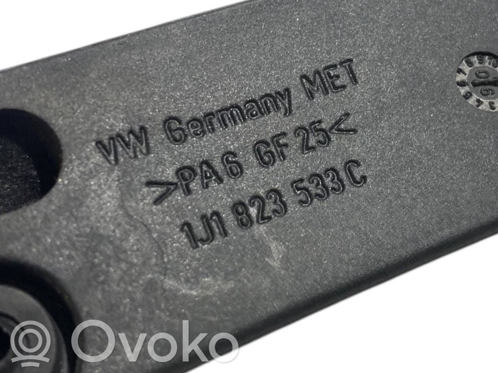 Dzinēja pārsega attaisīšanas rokturītis