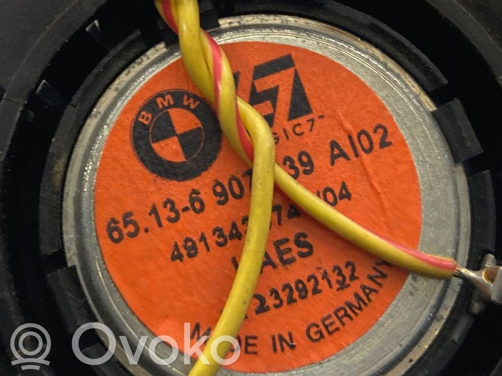 Augsto frekvenču skaļrunis (-i) priekšējās durvīs