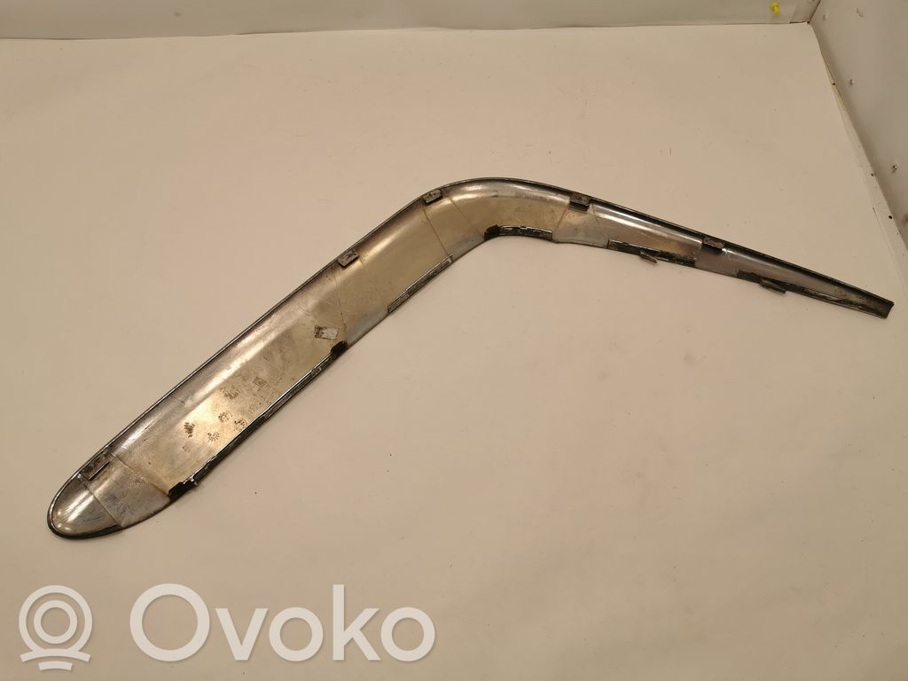 Priekšpusē dekoratīva bampera uzlikas