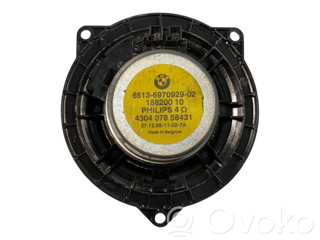 Speaker(s) in front door