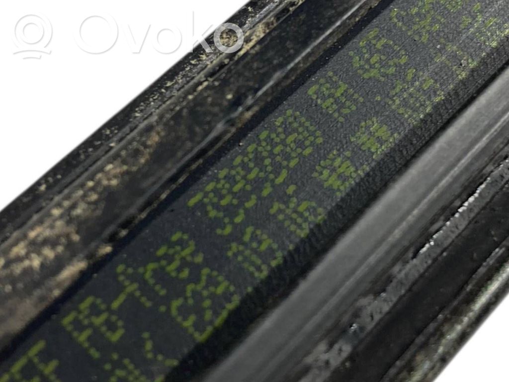 Priekšpusē durvju dekoratīvā apdare (moldings)