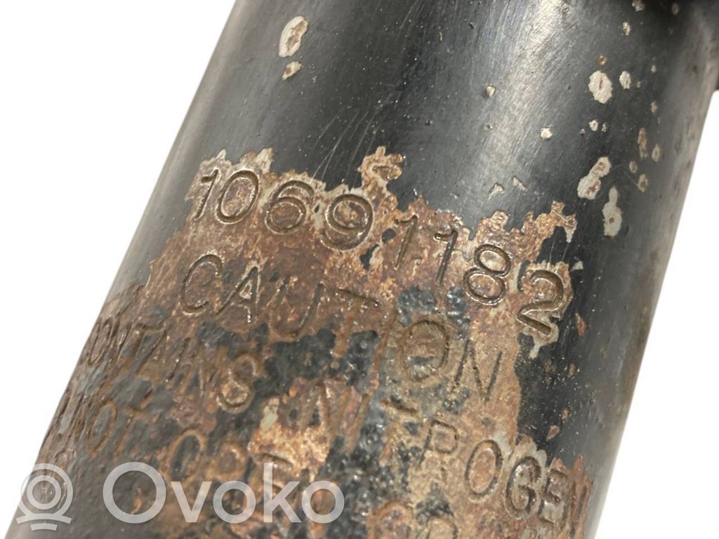 Priekšpusē amortizators ar atsperi