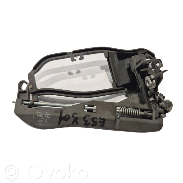 Priekšpusē turētājs / kronšteins ārējam atvēršanas rokturim