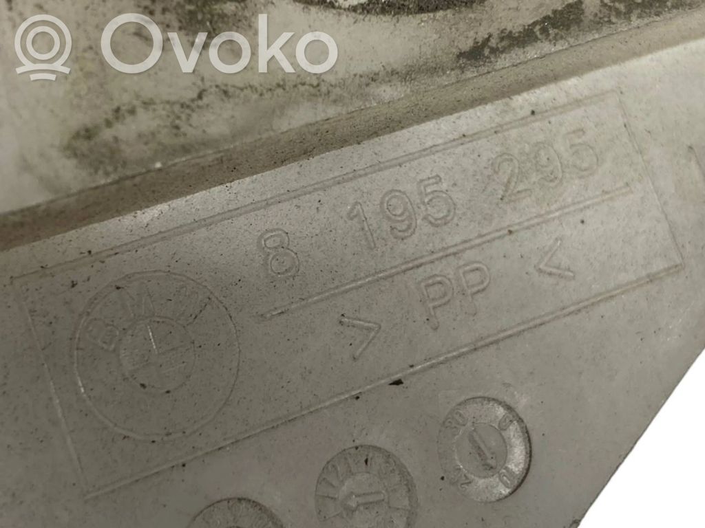 Priekšpusē bampera turētājs