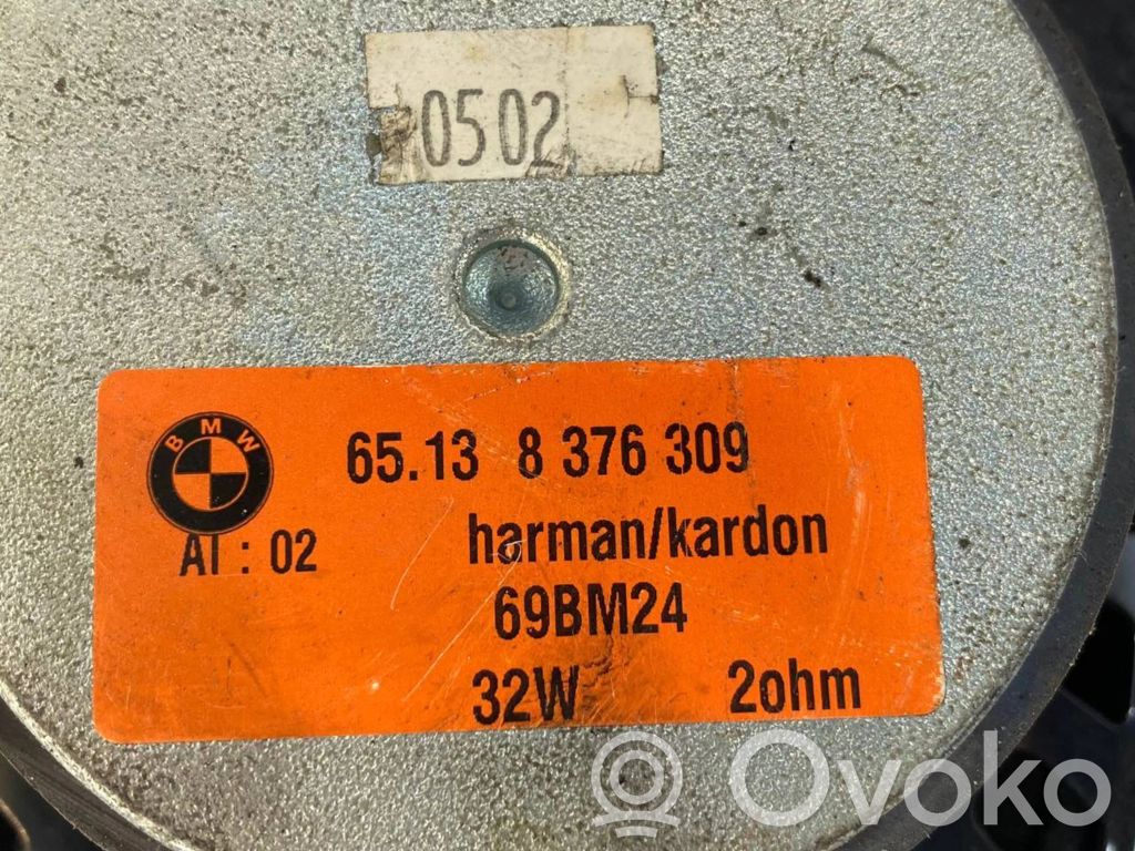 Skaļrunis (-i) aizmugurējā palodzē