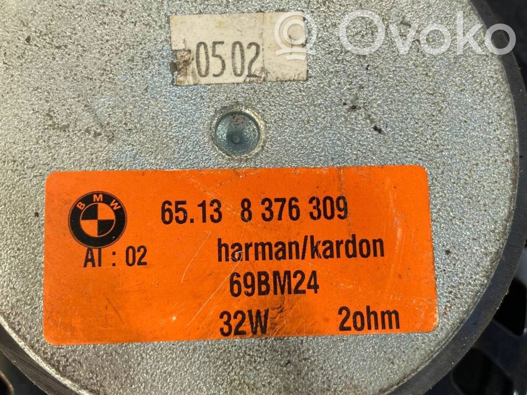 Skaļrunis (-i) aizmugurējā palodzē