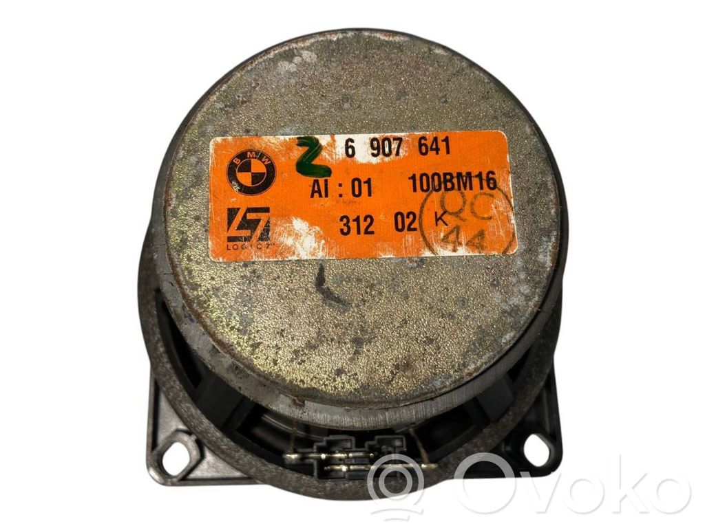 Skaļrunis (-i) pakaļējās durvīs