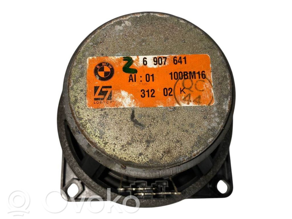 Skaļrunis (-i) pakaļējās durvīs