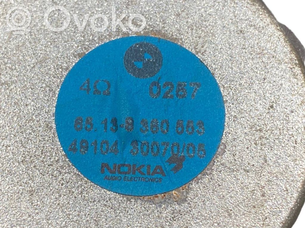 Skaļrunis (-i) aizmugurējā palodzē