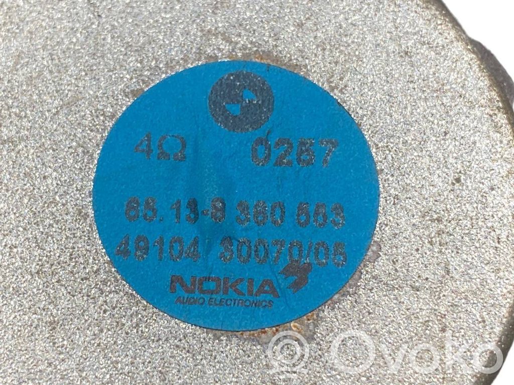 Skaļrunis (-i) aizmugurējā palodzē