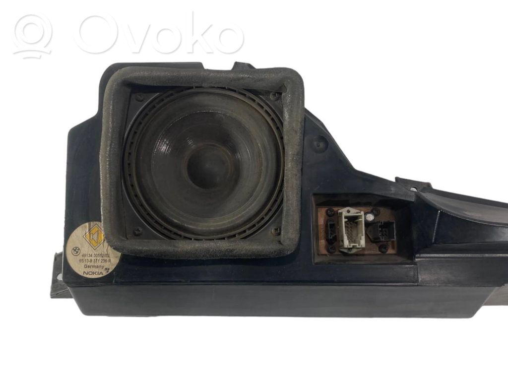 Speaker(s) in front door