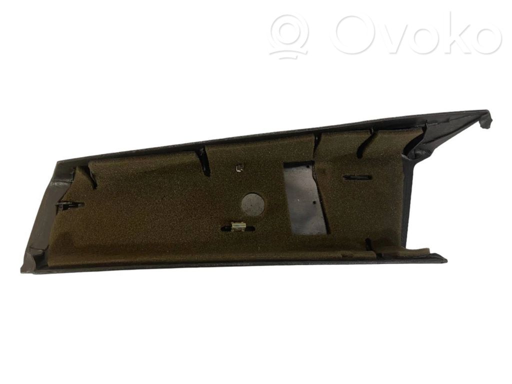 (C) statņa dekoratīvā apdare