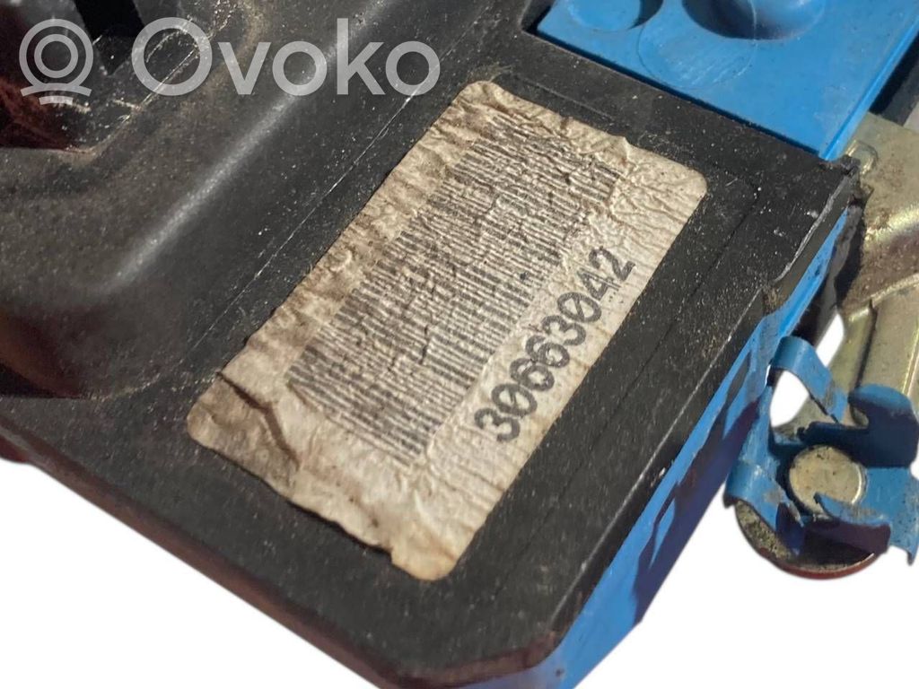 Priekšpusē slēdzene