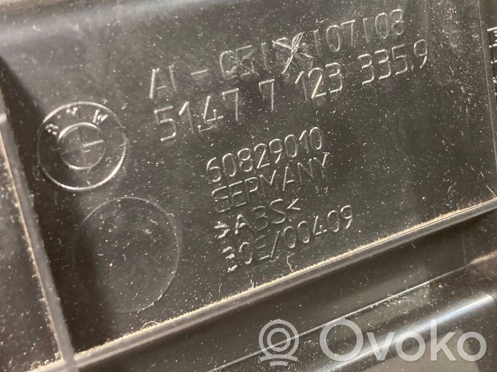 Bagāžnieka sliekšņa dekoratīvā apdare