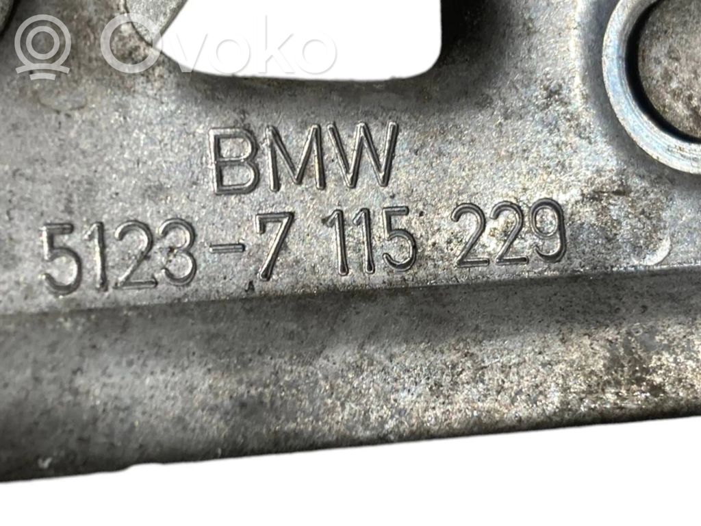 Dzinēja pārsega slēdzene