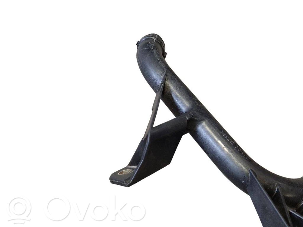 Caurulīte (-es) / šļūtene (-es)