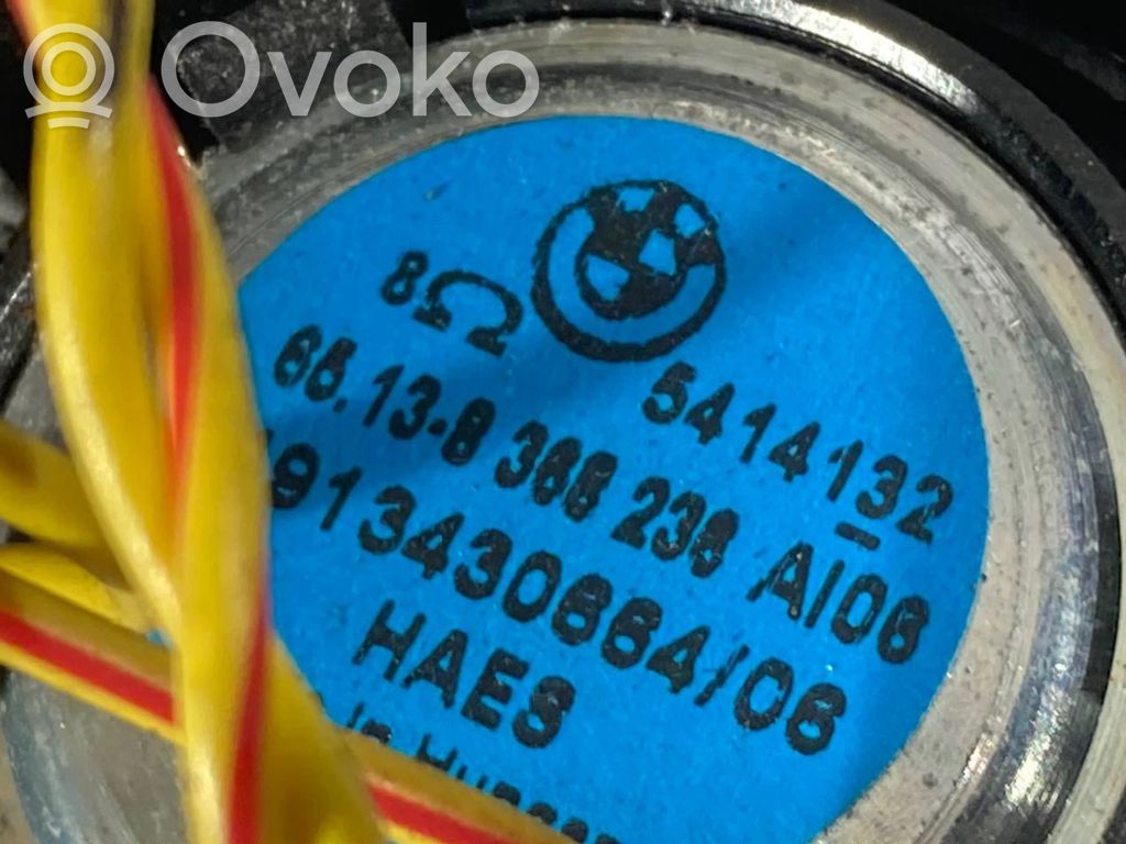 Augsto frekvenču skaļrunis (-i) priekšējās durvīs