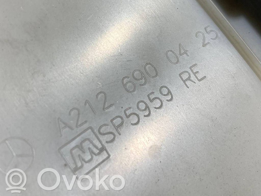(B) statņa dekoratīvā apdare (augšdaļa)