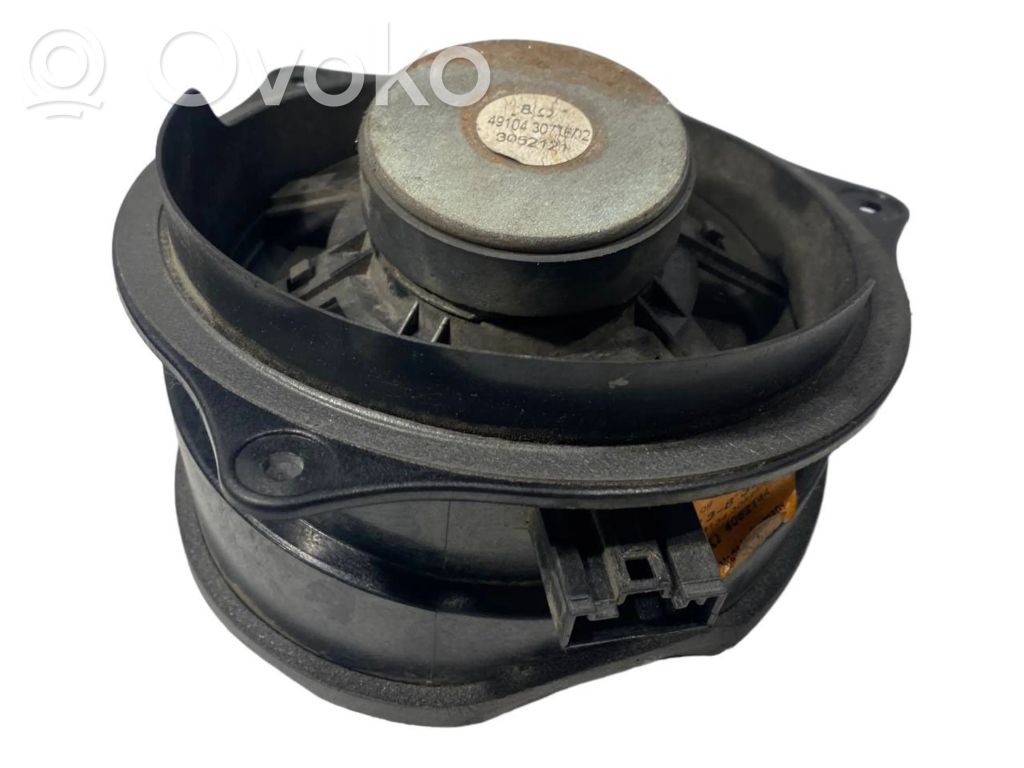 Speaker(s) in front door