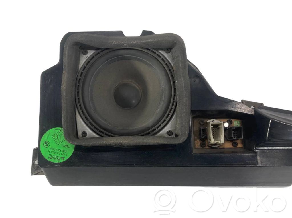 Speaker(s) in front door