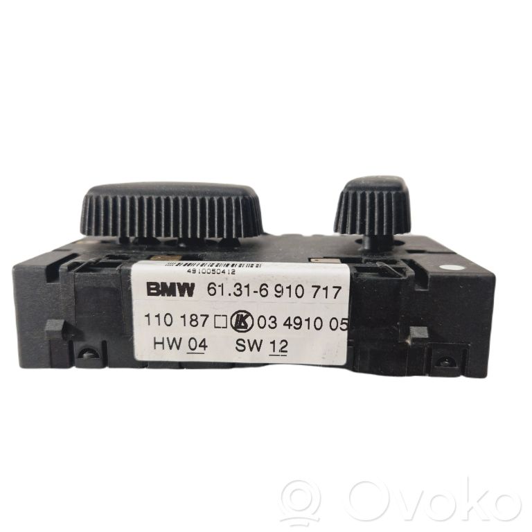 Seat adjustment switch(es)