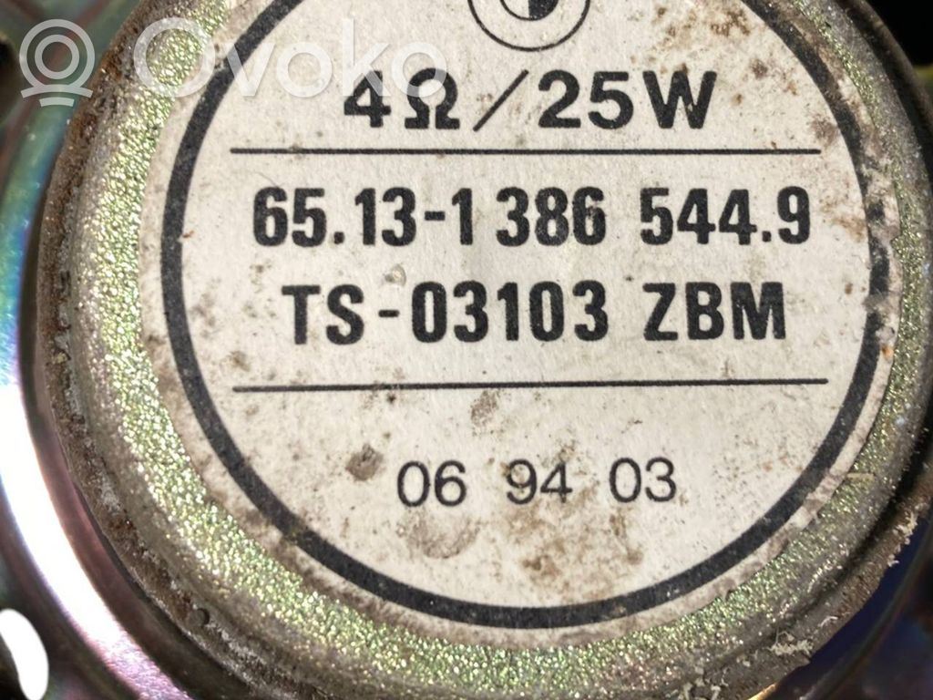 Skaļrunis (-i) priekšējās durvīs