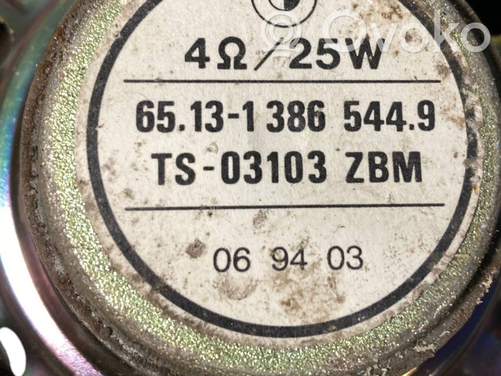 Skaļrunis (-i) priekšējās durvīs