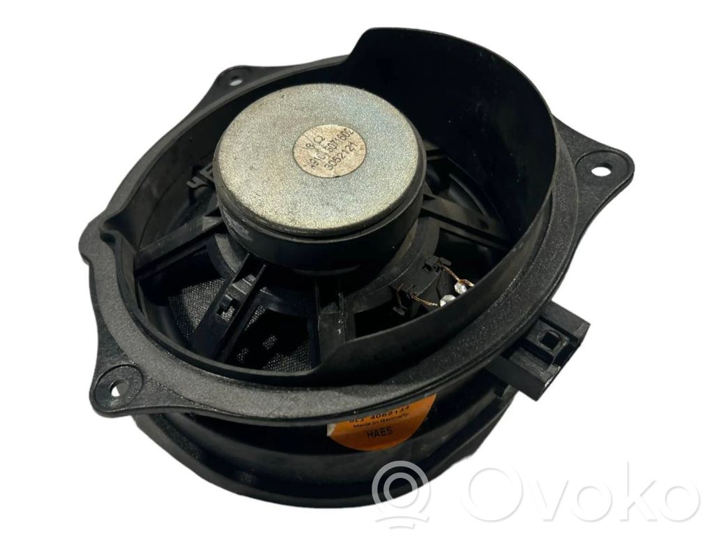 Speaker(s) in front door