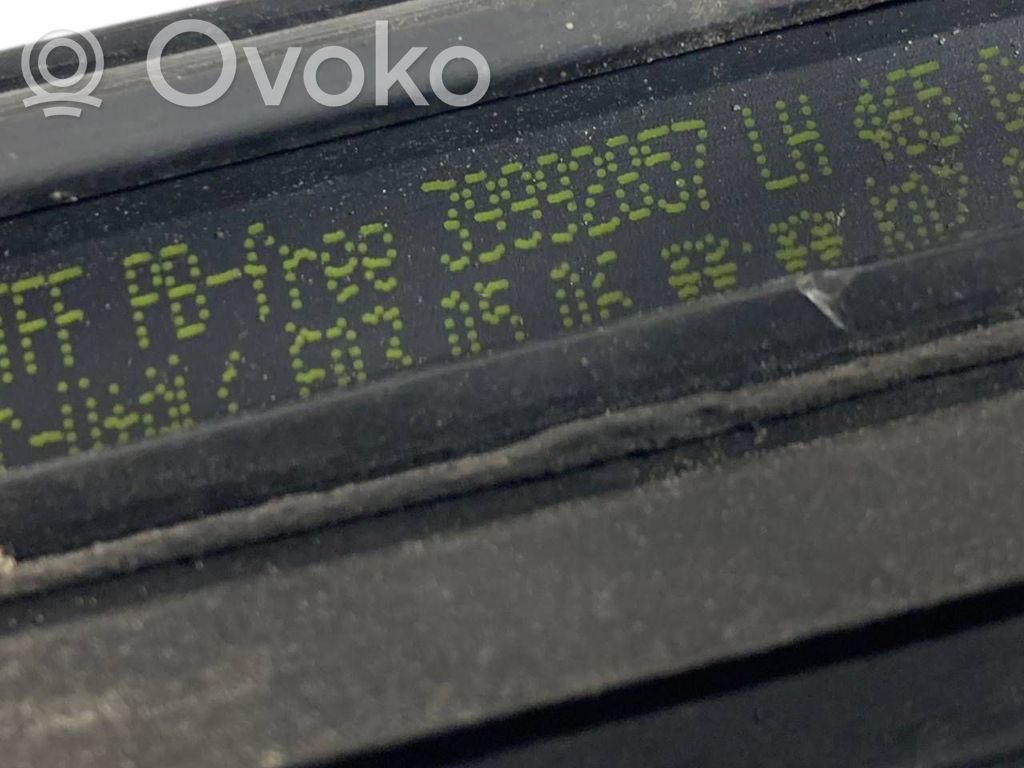 Priekšpusē durvju dekoratīvā apdare (moldings)