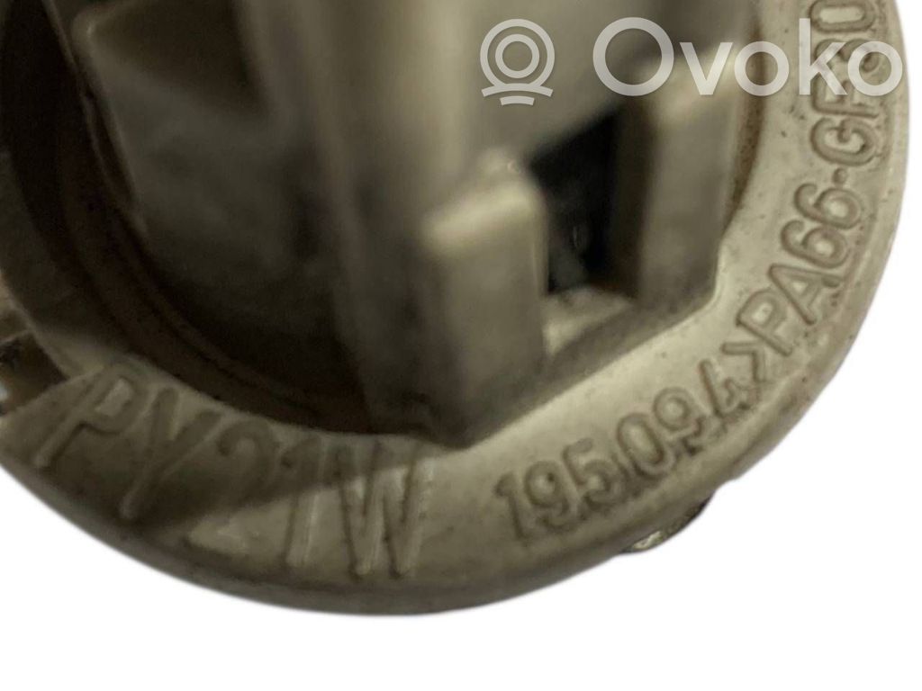 Aizmugures spuldzes vāka turētājs