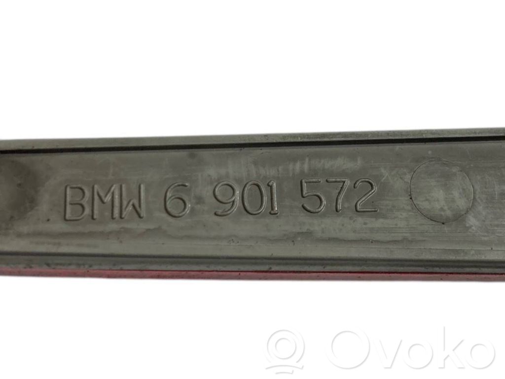 Aizmugurē atstarotājs