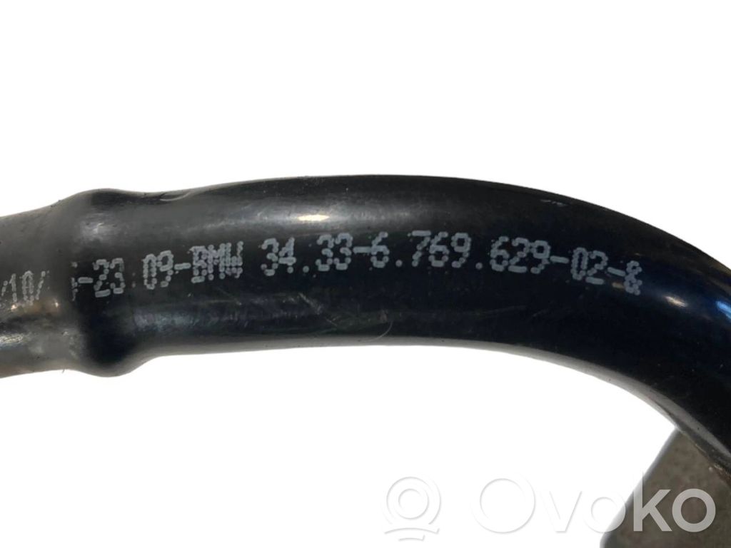 Caurulīte (-es) / šļūtene (-es)