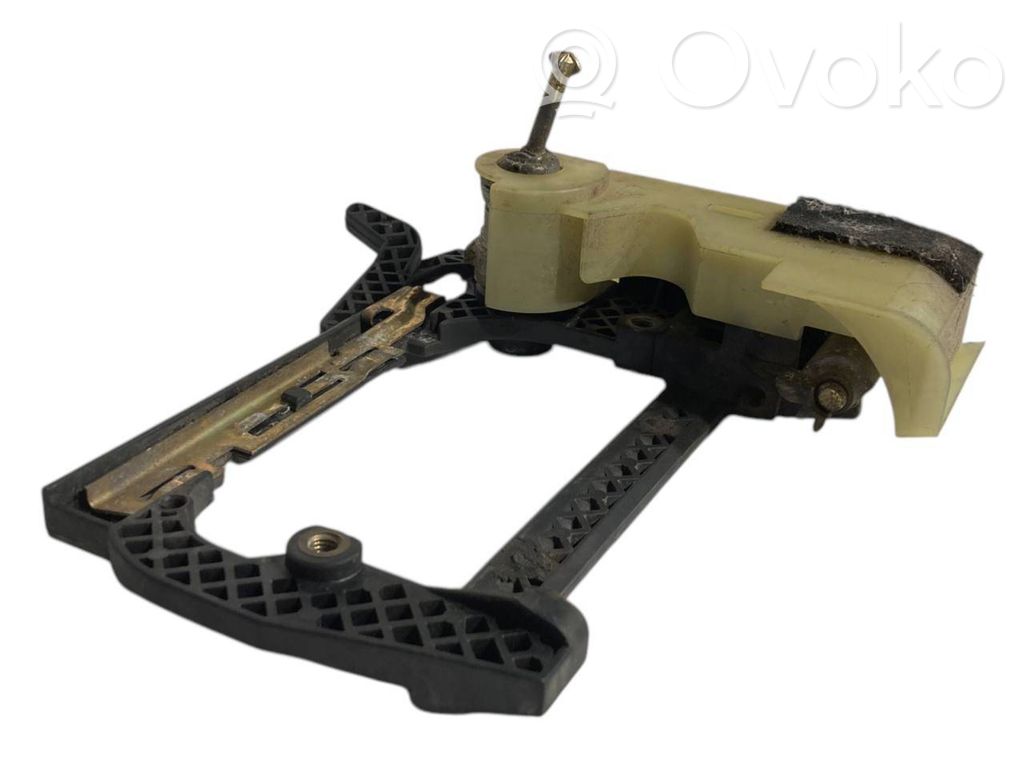 Priekšpusē turētājs / kronšteins ārējam atvēršanas rokturim