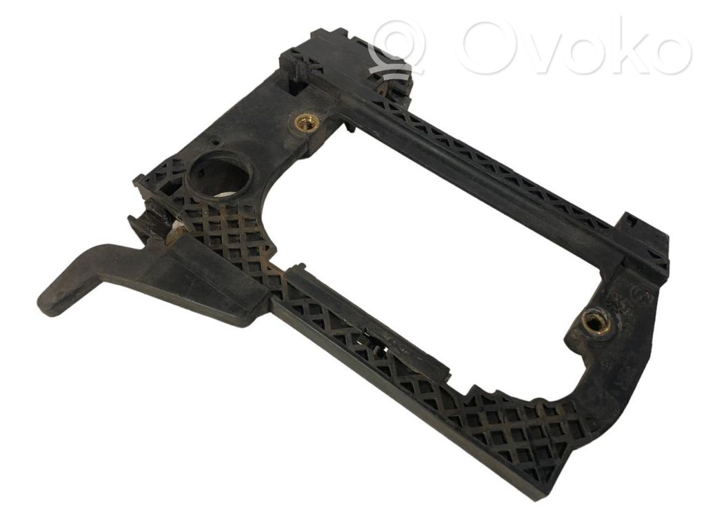 Holder/bracket for external opening handle at the front