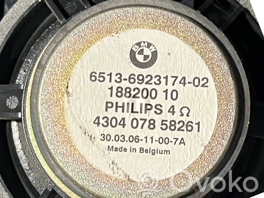 Skaļrunis (-i) aizmugurējā palodzē