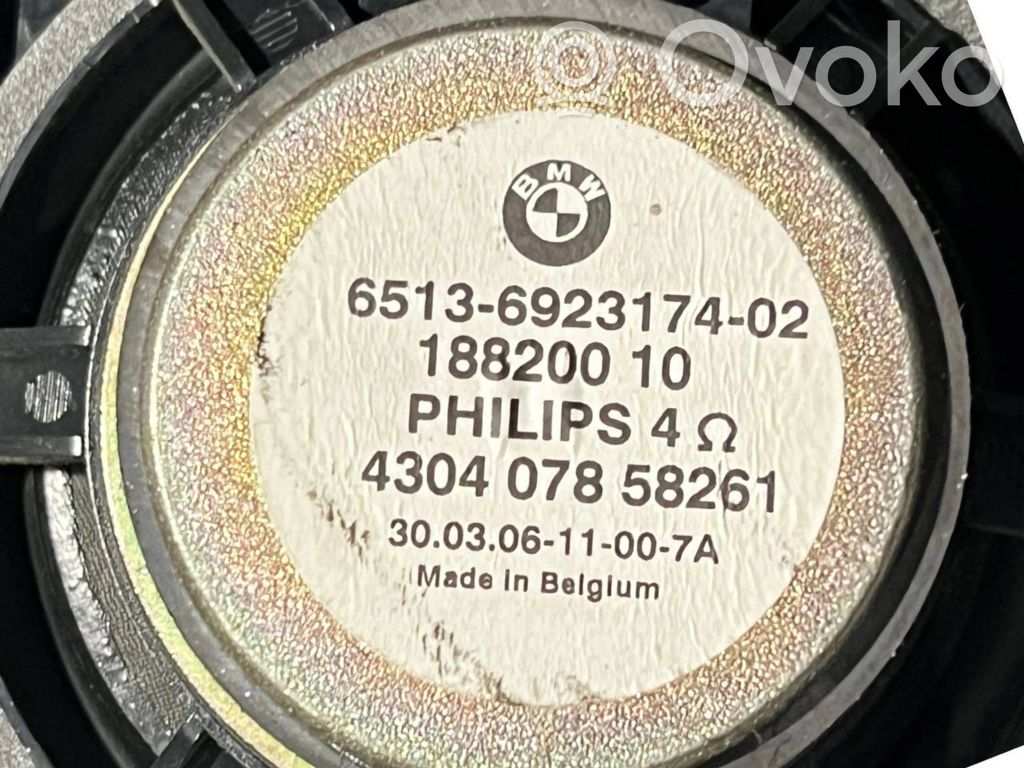 Skaļrunis (-i) aizmugurējā palodzē