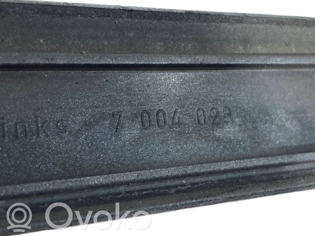 Priekšpusē durvju dekoratīvā apdare (moldings)