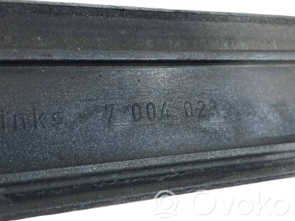 Priekšpusē durvju dekoratīvā apdare (moldings)