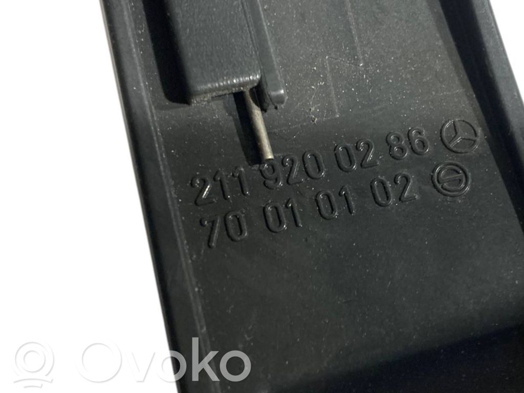 Aizmugurējā sēdekļa sliedīte (-es)