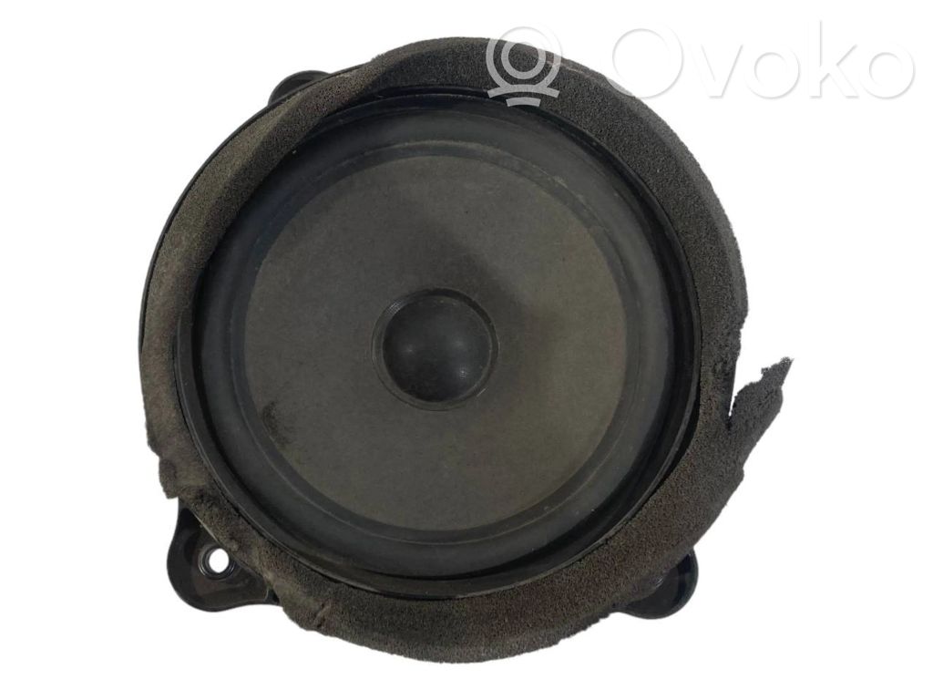 Speaker(s) in front door