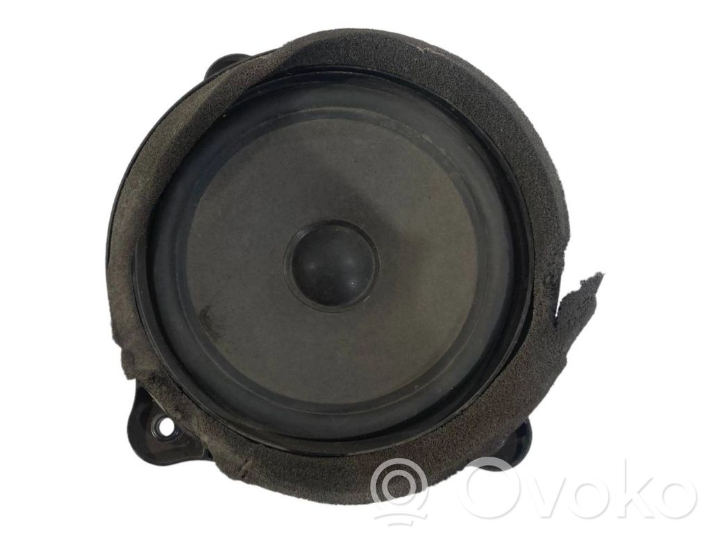 Speaker(s) in front door