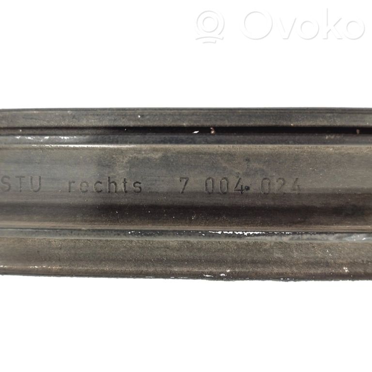 Priekšpusē durvju dekoratīvā apdare (moldings)